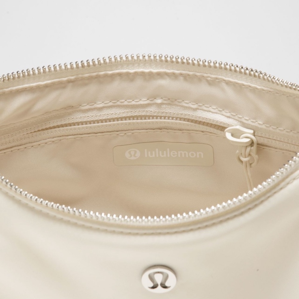 NWT Lululemon City Essentials Small Shoulder Bag 3L Ivory - Picture 3 of 6